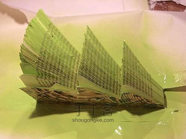 废旧书本制作圣诞树 手工教程 第6步