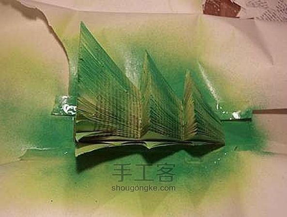 废旧书本制作圣诞树 手工教程 第7步