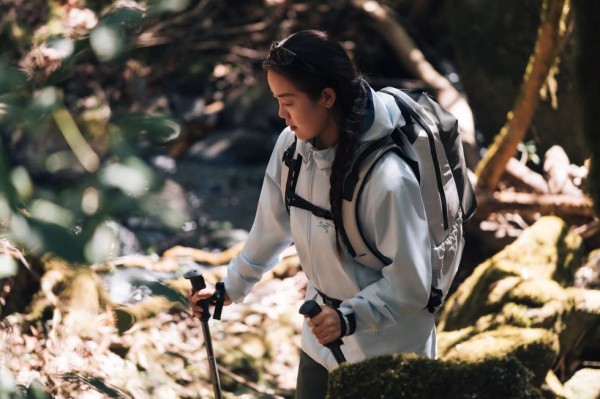 多项华人女性登山纪录保持者罗静身穿 kadin hoody 破晓蓝