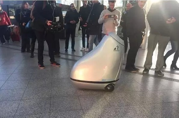 一、智能垃圾桶设计 这个垃圾桶设计不仅高颜值，还高度智能，向人讨垃圾的能力堪比十个清洁工。这是由法国铁路公司在巴黎里昂火车站测试的一款造价高达数万欧元的智能垃圾桶，名叫“B.A.R.Y.L”，这名字来源于美国一部小说改编成的电影“D.A.R.Y.L”。它看起来就像一头海狮，有趣可爱，当有人想扔垃圾时，只要与它打个招呼，他就会自动跑过来，接住乘客扔下的垃圾。