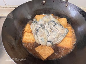 豪气冲天:生蚝焖豆腐的做法 步骤8