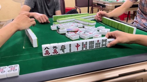 不是卡就是偏，是时候展现真正的牌技了，dou来玩麻将。