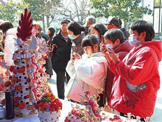 2月11日，渭南市文化艺术中心广场上，非遗大集吸引了许多市民。柏桦摄