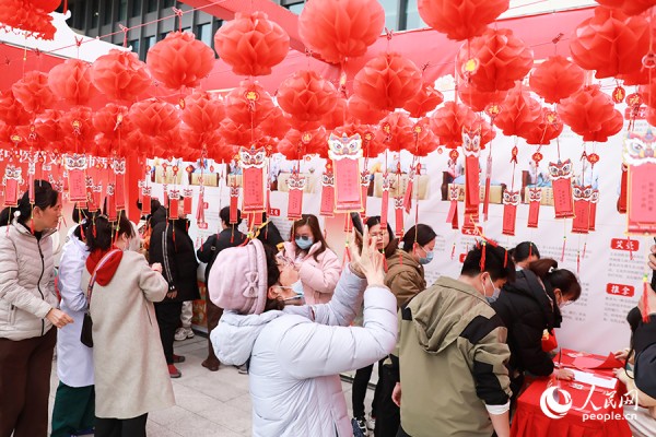 “医灯谜趣”吸引了不少市民参与。人民网 陈永整摄