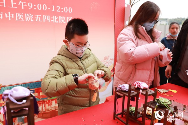 制作中医药香囊。人民网 陈永整摄