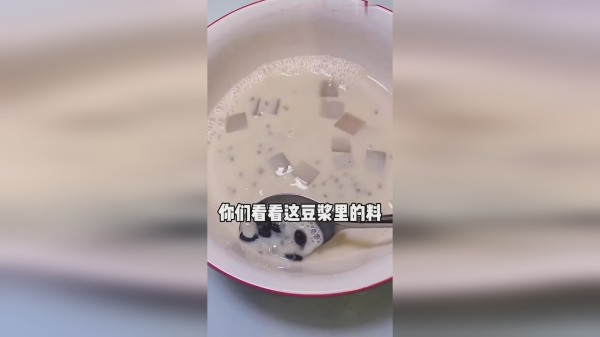 泰国街头泰式豆浆油条，豆浆里竟然加料，你们想吃吗？