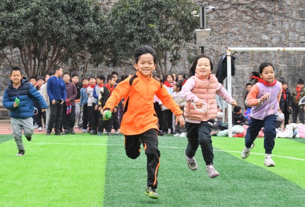  2月20日，合肥市琥珀小学（东区），大课间时间，小朋友在操场上快乐运动、尽情玩耍。本报通讯员 陈三虎 摄