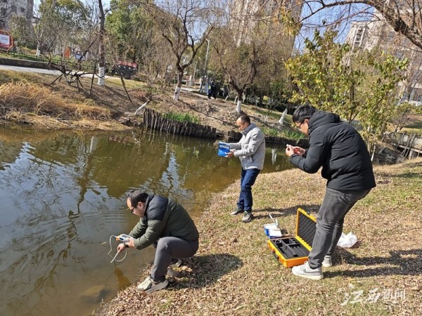 工作人员正在监测水质。摄影|江西日报全媒体记者侯艺松