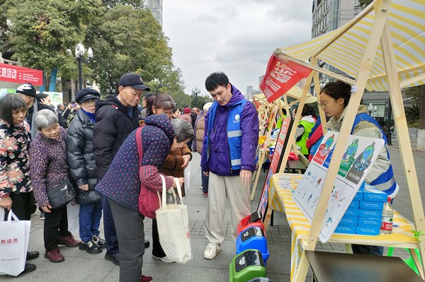 垃圾分類便民小集市活動現場。任峰攝