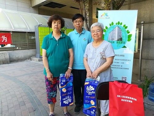 4-志愿者与居民合影