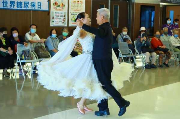 活动现场邀请糖友表演国标舞，精彩舞技让大家讚不绝口。（大千医院提供／李京升苗栗传真）