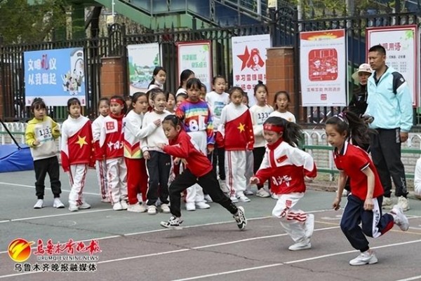 在乌鲁木齐第36小学的运动会上,学生正参加50米竞赛。记者牟敏摄
