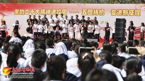在乌鲁木齐市第54中学的文化艺术节上,学生正表演文艺节目。记者牟敏摄