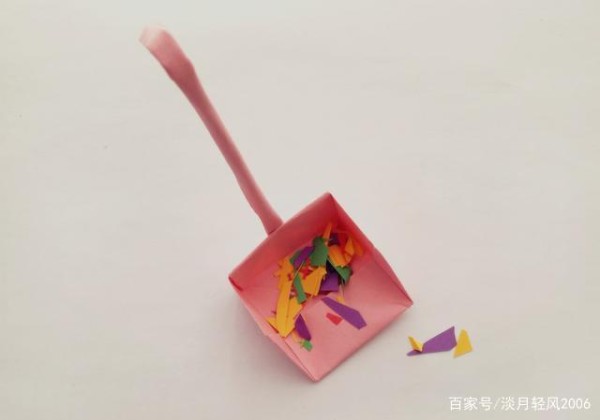 幼儿园里的孩子经常做一些简单有趣的小手工有剪纸折纸贴画纸筒小