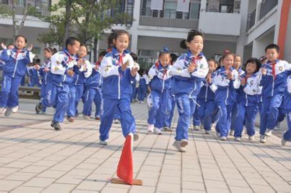 汉族服饰 有些专家建议把中小学校服改为汉服样式，这个提议是否可行？