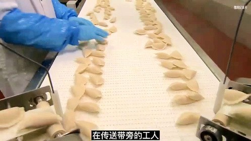 外国人批量生产饺子的工厂，不放蔬菜不放肉，这能好吃吗？