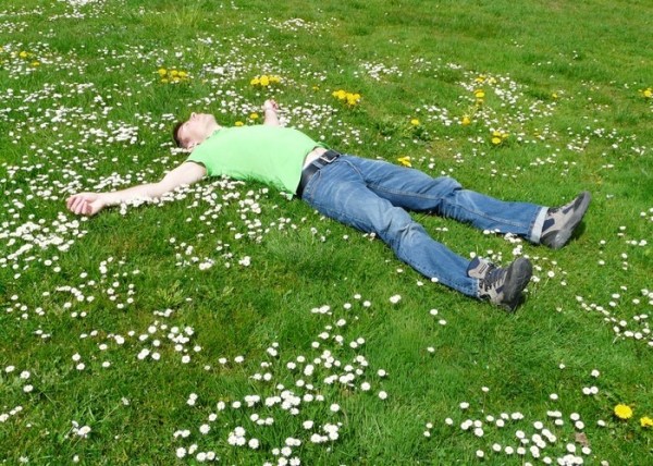 Un hombre tumbado haciendo ejercicios de respiración
