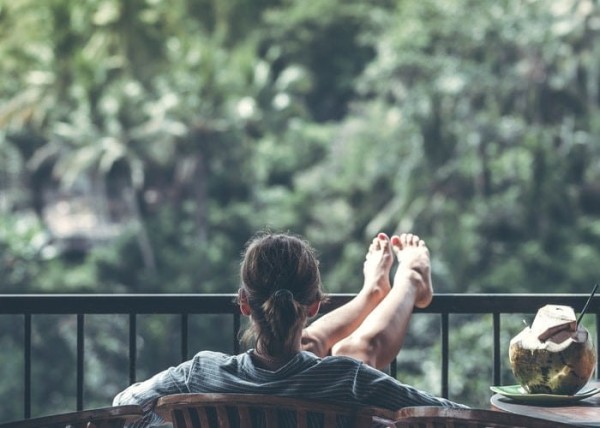Una mujer relajada en una terraza