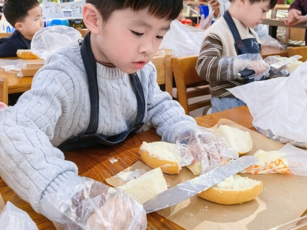 “小小面包师”制作面包