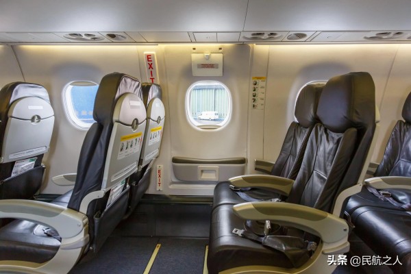 飞机应急出口座位你能坐吗？空姐的判断标准是什么？答案来了