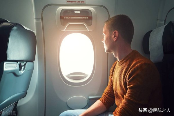 飞机应急出口座位你能坐吗？空姐的判断标准是什么？答案来了
