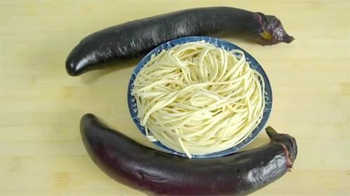 茄子和面条一起做，原来这么好吃，我家一周吃5次，上桌就扫光