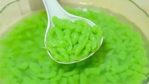 黄瓜别再拍着吃了，教你新做法，一搅一泡，Q弹爽滑，比凉粉好吃