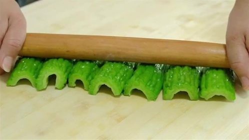 春天要多吃苦瓜，擀面杖一压，不炒不凉拌，蒜香浓郁，上桌被抢光