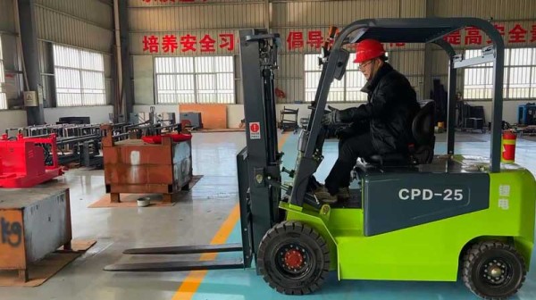 揭穿电动叉车神话！