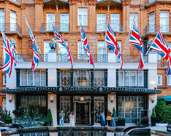 伦敦克拉里奇酒店悬挂着英国国旗