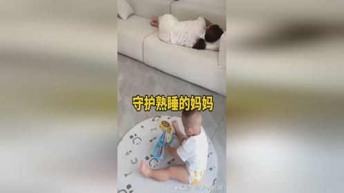 搬凳守妈妈尽显贴心