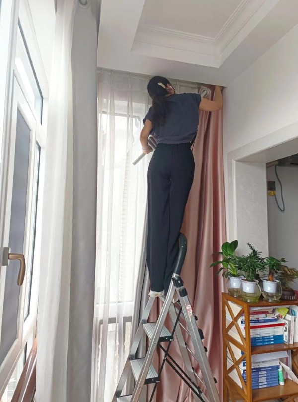窗帘应该如何清洁（窗帘怎样清洗方便）
