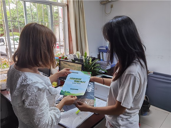向机关干部发放节能宣传单并讲解节能小知识。王家街道办事处供图 华龙网发