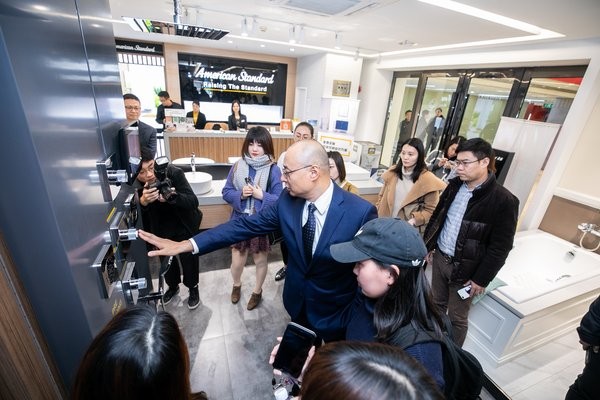 媒体参观美标旗舰店、体验美标产品