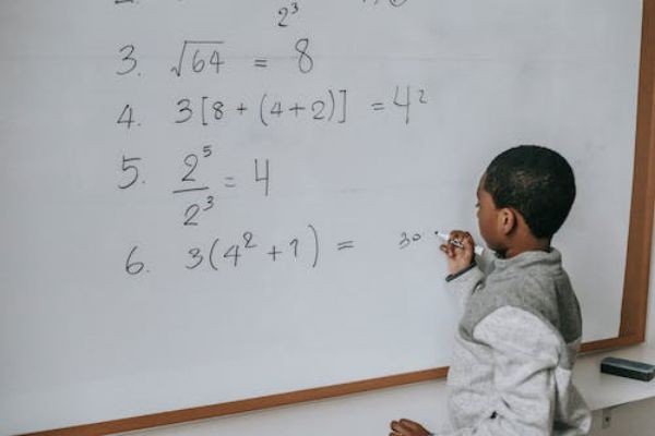为什么留学生住合租房呢