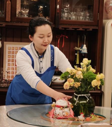 图为正在服务的杨秋