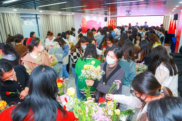 中华网河南频道党支部开展“三八妇女节”花艺体验主题活动
