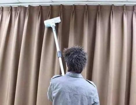 家里窗帘不用拆不用洗也能洁净如新？原来这样做，太聪明了！