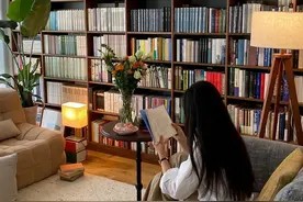 四川女子家中藏书破千册，满墙书柜成客厅主角，网友：太治愈！图片