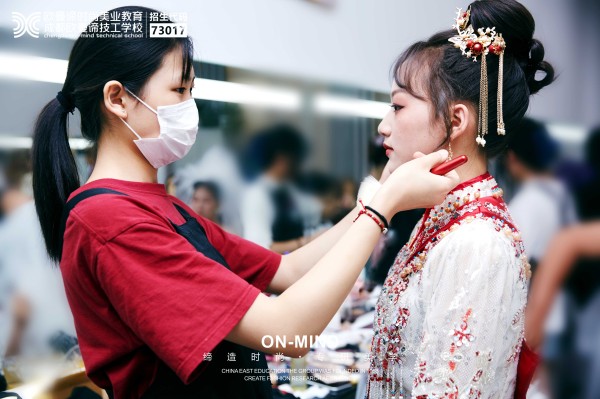 化妆技巧速成：简单几步让你成为化妆达人