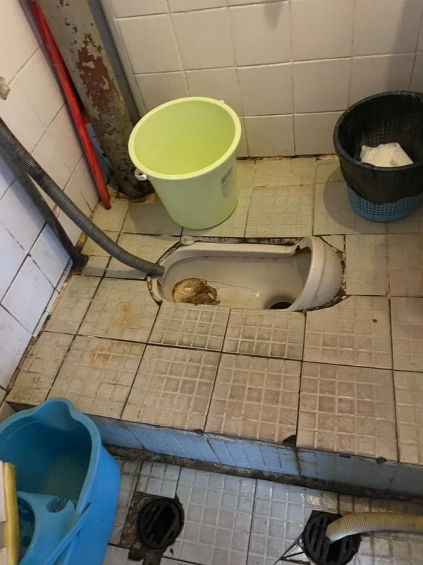 老式蹲便器更换解决漏水问题福州水电福州家政福州 