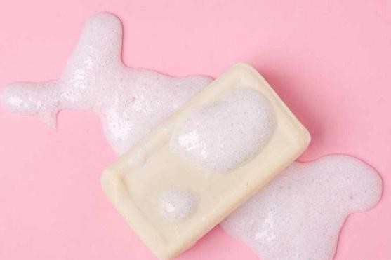 清洗油腻的洗碗布，食用碱去油污效果好