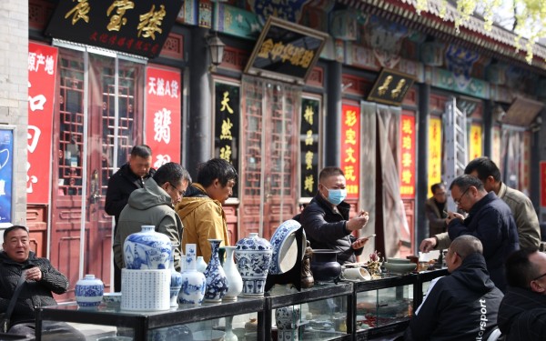 市民在第七届潘家园民间旧货展挑选老物件。新京报记者 王飞 摄