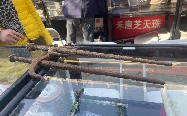 锈迹斑斑的锏。新京报记者 吴婷婷 摄
