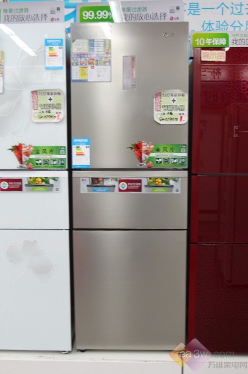 冷藏室内部具有全新的99.99%净味抗菌效果，源自4层净率系统革新四层净率系统，实现99.99%净味抗菌效果，为食物提供纯净储存空间。