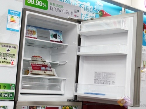 内部格局上，隔板的设计可以自由抽拉，即使是三层的蛋糕也可以被安置起来，便于存放食物。