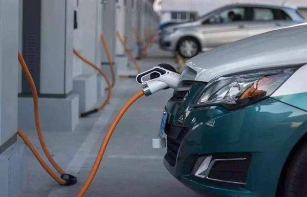 新能源电车错误的“充电方式”，来看看你占了几样？真的很毁车-有驾