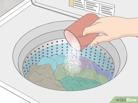 Step 3 将你选择的家居用品倒进水里。