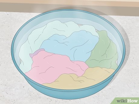 Step 1 将衣服浸在沸水中。