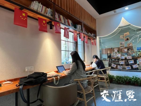 生活在“文学之都”，人们在哪里读书？